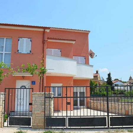 Family House Branka With Spa Pool Peroj Exterior foto