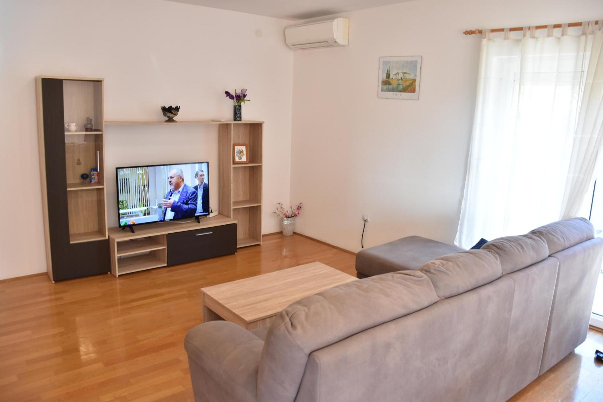 Family House Branka With Spa Pool Peroj Exterior foto